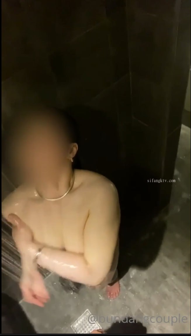 湖南甜美笑容主播妹捧者巨乳跟大家打招呼
